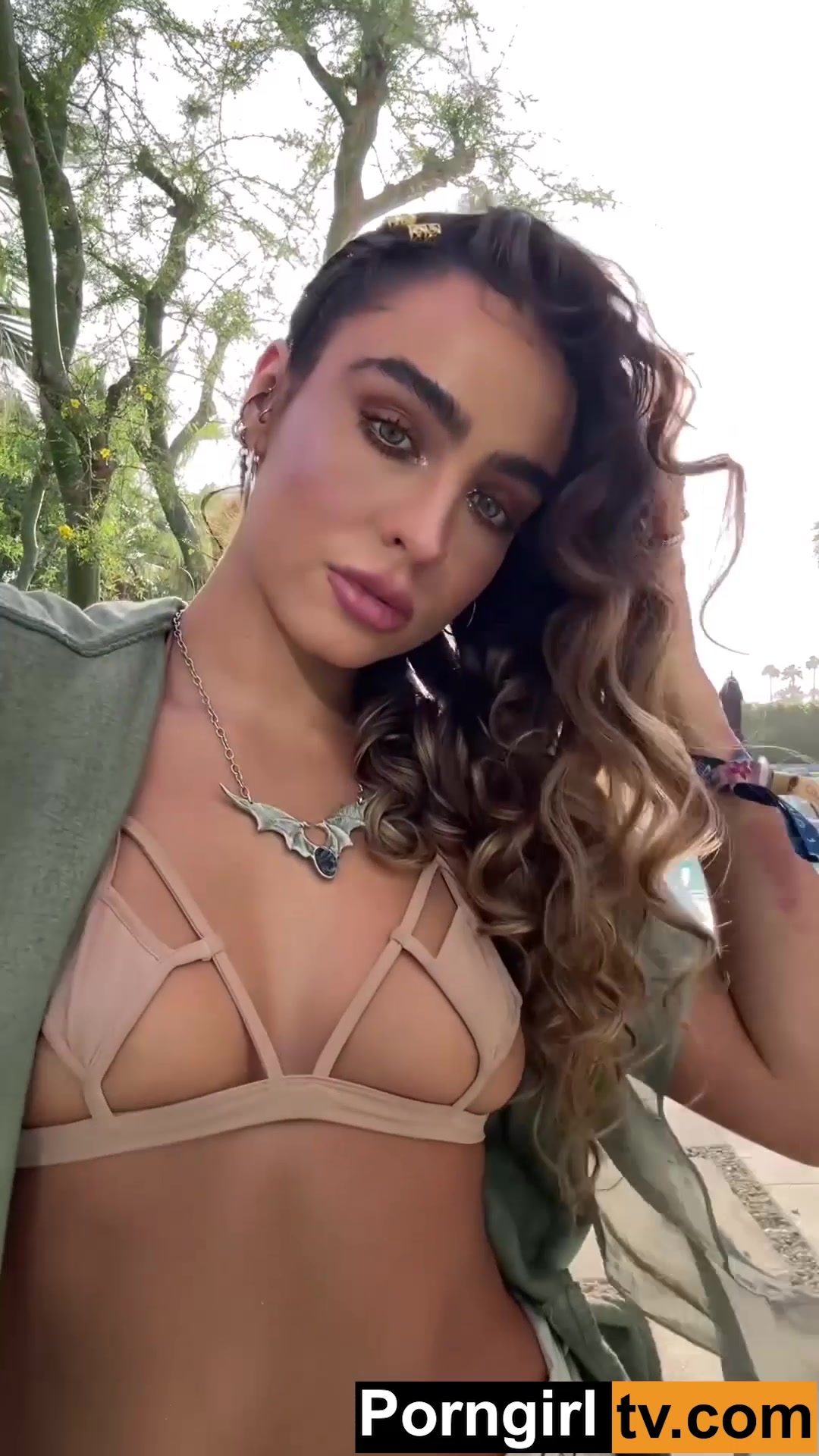 Sommer Ray – who man can resist this hot body???