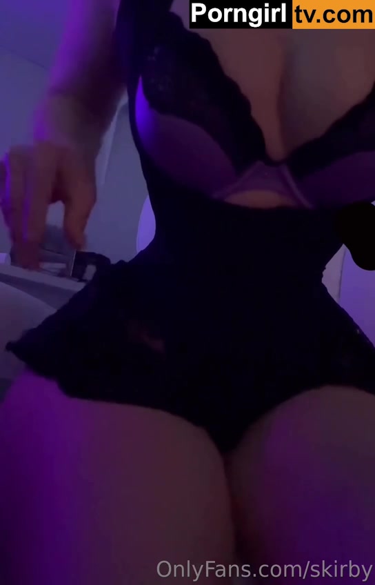 Skirby (@Imskirby) nude showing off her topless!!!