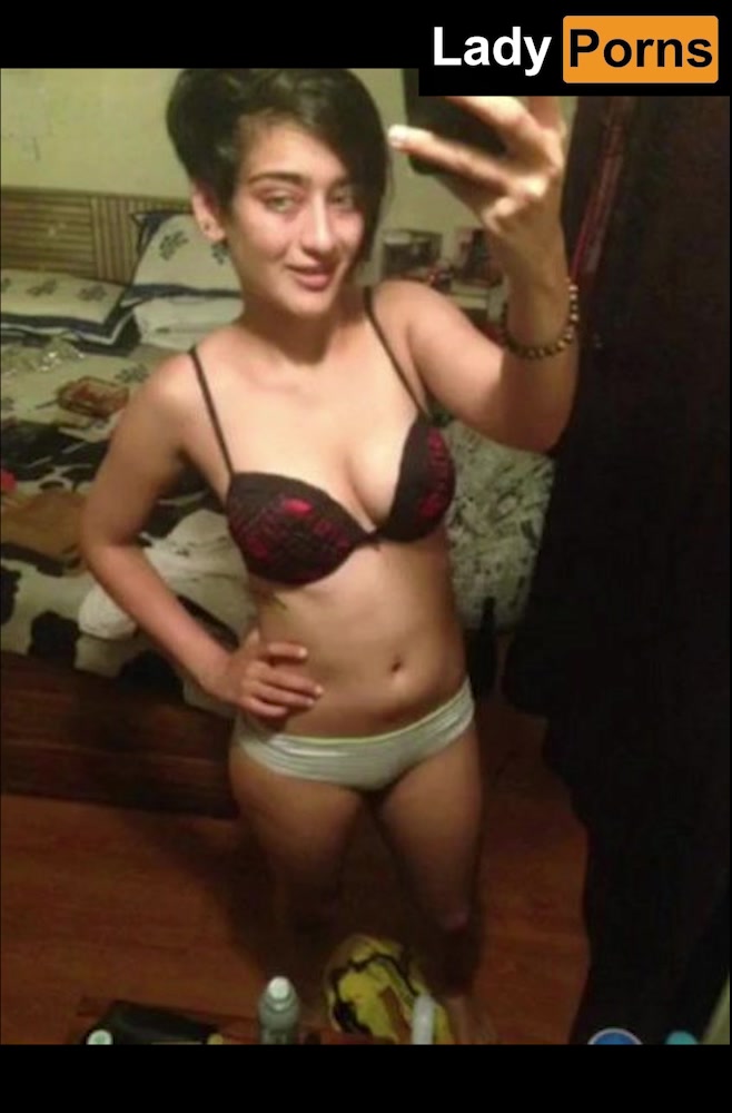 Akshara Haasan nude private pics  is hot viral!!!