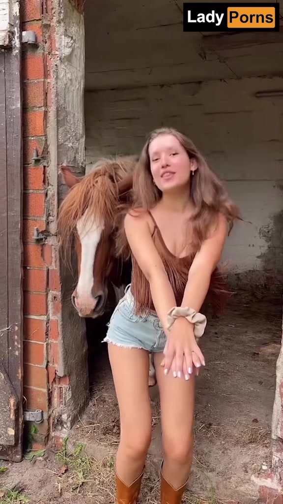 Emmaabaker Onlyfans new video showing off her big breasts!!!