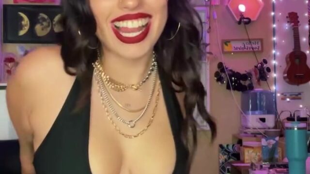Juliet8u Onlyfans nude video showing off her big breasts!!!