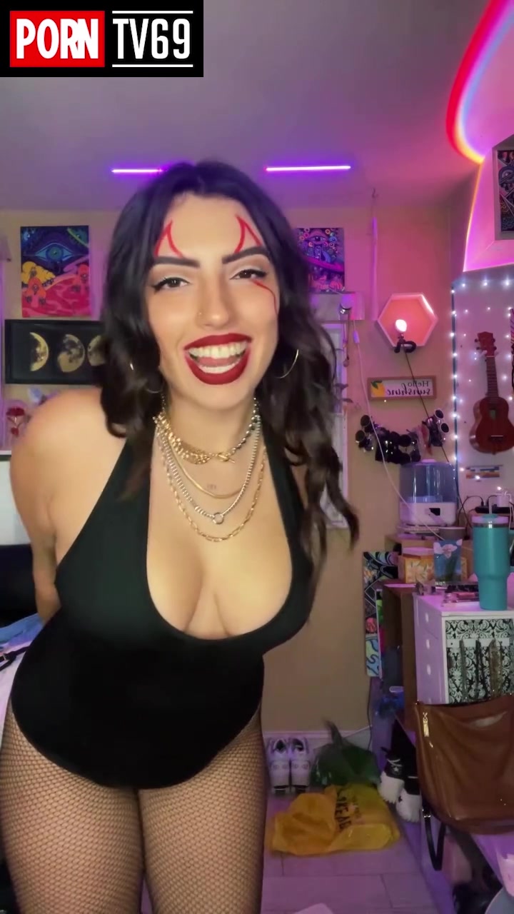 Juliet8u Onlyfans nude video showing off her big breasts!!!