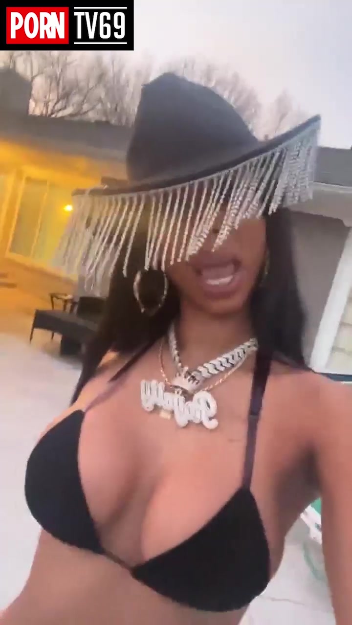 Royalty Onlyfans nude showing off her big boobs!!!