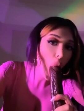 Lilianaheartsss Onlyfans Masturbates Naked With A Dildo